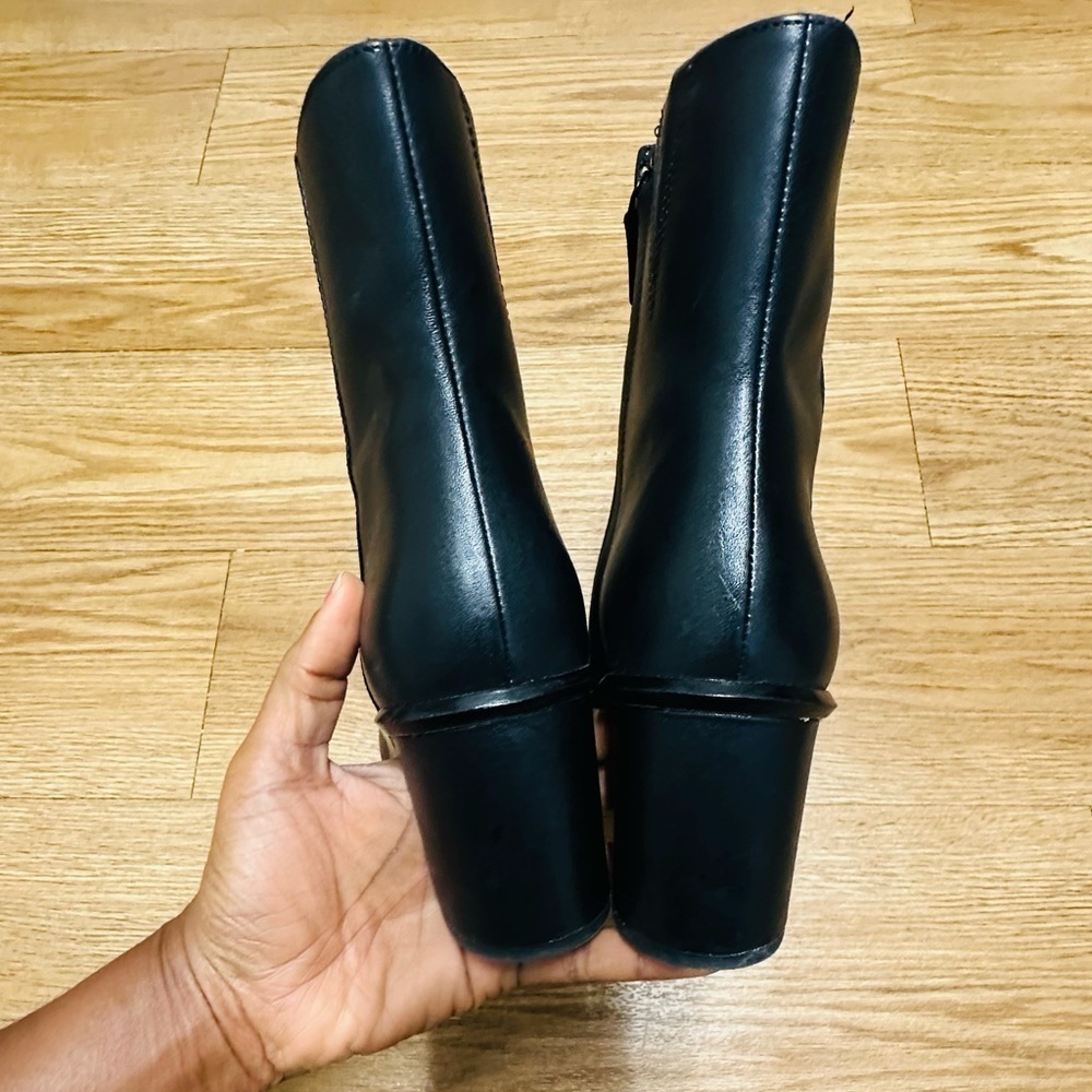 Tory Burch
HEELED BLACK ANKLE LEATHER BOOT - Picture 5 of 14